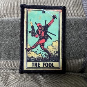 Parche de moral de la carta del tarot Deadpool The Fool: parche personalizado con velcro de 2 x 3 pulgadas, fabricado en EE. UU.