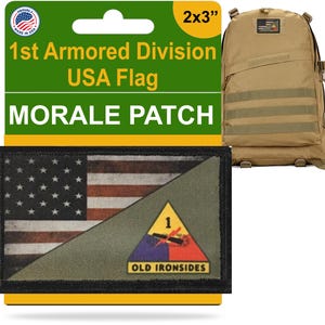 Op de afbeelding: Een 2x3 inch morale patch met de Amerikaanse vlag van de 1e Pantserdivisie. De patch heeft een groen, geel, rood en blauw ontwerp met de woorden "Old Ironsides" en het nummer "1" in het midden.