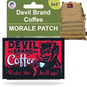 Könnte beinhalten: Ein rotes und schwarzes Morale-Patch mit einem Cartoon-Teufel, der Kaffee trinkt. Das Patch ist 5,1 cm x 7,6 cm groß und trägt den Text "Devil Brand Coffee" und "Wake the hell up!"