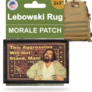 Pode incluir: Um patch moral de 5 x 7,6 cm com um design de tapete e o texto "This Aggression Will Not Stand, Man!". O patch é exibido com uma mochila bege e um rótulo que diz "Lebowski Rug MORALE PATCH".