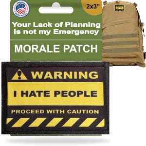 Puede incluir: Una mochila color canela con un parche pequeño y dos parches de moral. Un parche dice "Your Lack of Planning Is not my Emergency". El otro parche dice "WARNING I HATE PEOPLE PROCEED WITH CAUTION".