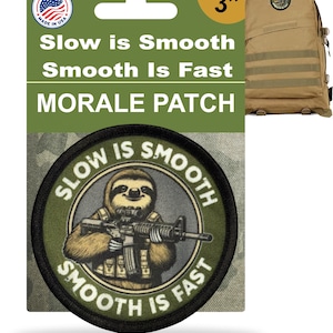 Puede incluir: Un parche moral redondo de 7,6 cm con un perezoso sosteniendo un rifle, con el texto "Slow is Smooth, Smooth is Fast". El parche está en una tarjeta con el texto "MORALE PATCH" y "MADE IN USA."
