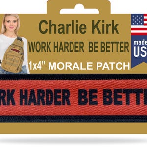 Peut inclure: Un écusson moral rectangulaire avec le texte "WORK HARDER BE BETTER" en noir sur fond rouge. L'écusson mesure environ 2,5 x 10 cm et a une bordure noire. L'image comprend également le texte "Charlie Kirk" et "made in USA".