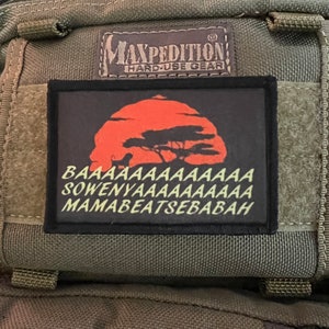 Op de afbeelding: Een zwarte patch met een rode zonsondergang en een groen boomsilhouet. De tekst "BAAAAAAAAAAAAAAAA SOWENYAAAAAAAAA MAMABEATSSEBABAH" is in geel geschreven.