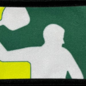 Pu&ograve; includere: Una silhouette bianca di una persona che gioca a paddle tennis su uno sfondo verde e giallo. La persona tiene una racchetta e una palla &egrave; in aria.