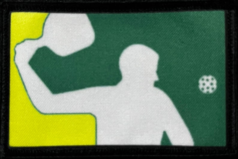 Pu&ograve; includere: Una silhouette bianca di una persona che gioca a paddle tennis su uno sfondo verde e giallo. La persona tiene una racchetta e una palla &egrave; in aria.