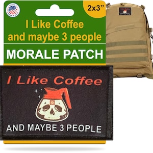 Puede incluir: Un parche moral negro con el texto "I Like Coffee and maybe 3 people" y un diseño de cafetera con forma de calavera. El parche mide 5,08 x 7,62 cm y se muestra con una mochila color canela. Fabricado en EE. UU.