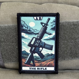 El parche de moral de la carta del tarot del rifle: parche personalizado de gancho y bucle de 2x3" ¡Hecho en los EE. UU.!