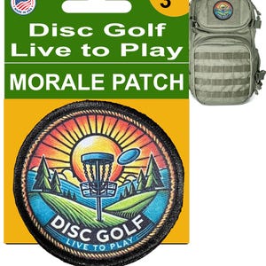 Puede incluir: Un parche de moral redondo de 7,6 cm con un diseño de disco de golf colorido. El parche presenta una canasta de disco de golf, un disco volador, una puesta de sol y árboles. El texto "Disc Golf Live to Play" está impreso en el parche.