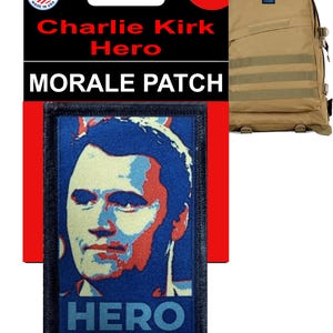 Può includere: Una toppa morale di 5 x 7,6 cm con il ritratto di un uomo e la parola "HERO" sotto. La toppa è blu con accenti rossi e gialli. La confezione recita "Charlie Kirk Hero MORALE PATCH". Uno zaino color cachi è sullo sfondo.