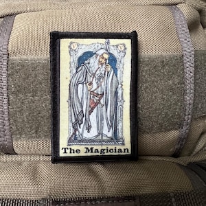 Parche moral de la carta del Tarot de El Señor de los Anillos, el mago Gandalf. Parche personalizado con velcro de 2 x 3 pulgadas. Fabricado en EE. UU.