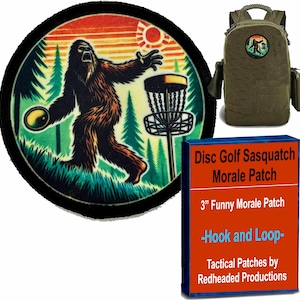 Puede incluir: Un parche de moral redondo de 7,6 cm que presenta un Sasquatch de dibujos animados jugando al disco golf. El parche es verde, marrón y naranja con un fondo de puesta de sol. El texto "Disc Golf Sasquatch Morale Patch" está impreso en el parche. El texto "3" Funny Morale Patch -Hook and Loop- Tactical Patches by Redheaded Productions" está impreso en un rectángulo rojo debajo del parche.