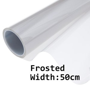 Könnte beinhalten: Eine Rolle mattierte Fensterfolie, 50 cm breit. Die Folie ist klar und durchscheinend und auf einem Pappkern aufgerollt.