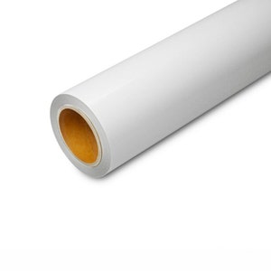 Op de afbeelding: Een witte rol zelfklevende vinylpapier, met een bruine kartonnen kern.
