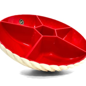 Peut inclure: Un plat de service rouge divisé avec une bordure blanche en forme de corde. Le plat comporte cinq sections.