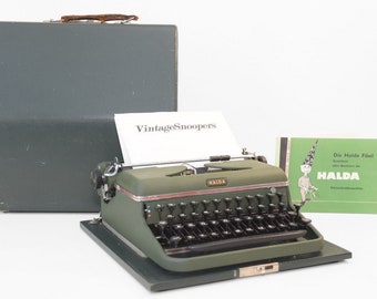 Halda Portable P typemachine met QWERTY toetsenbord, in nieuwstaat met nieuw lint & originele koffer.