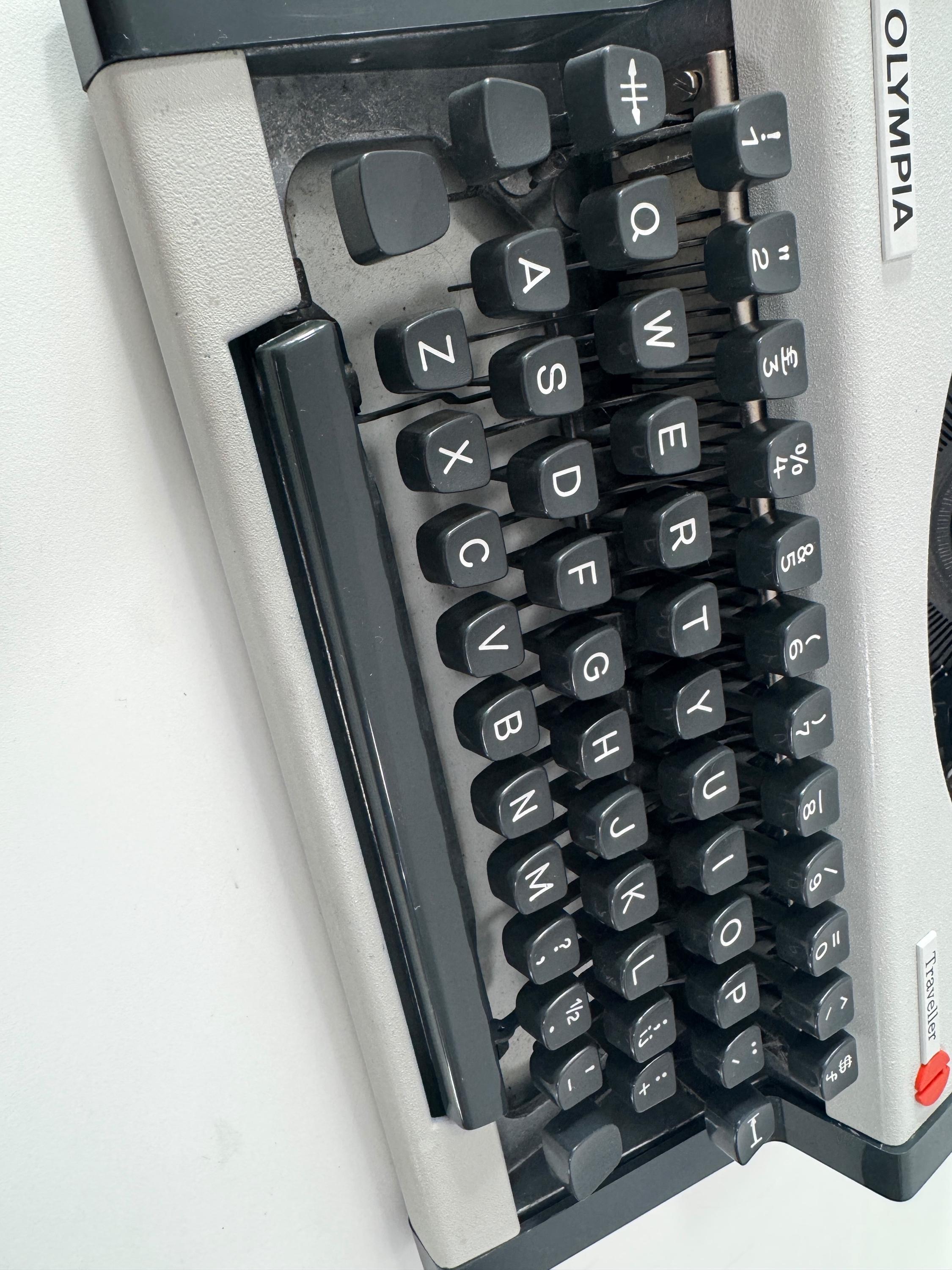 オリンピア トラベラー、改良型タイプライター - 動作 + 新しいリボン 