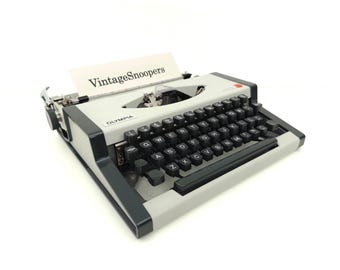 Olympia Traveller, máquina de escribir revisada - Funcionando + nueva cinta circa 1970 QWERTY máquina de escribir portátil vintage