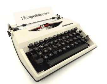Máquina de escribir Adler Tippa revisada - Funcionamiento + cinta nueva, circa 1970, máquina de escribir portátil vintage QWERTY