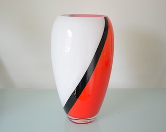 Vase vintage italien avec un motif tourbillonnant en rouge vif, noir et blanc.