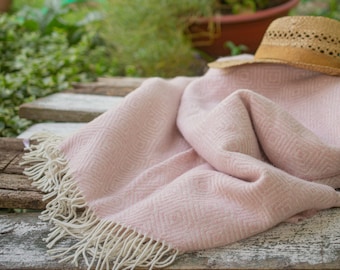 Lekki różowy wełniany koc, prezent na parapetówkę w stylu boho