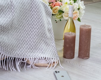 Elegancki koc z mieszanki bawełny: piknikowy pled w jodełkę z frędzlami