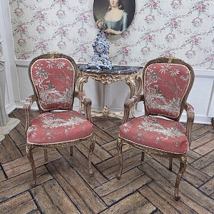 Chaise cabriolet Louis XV miniature française, en reproduction Tissu chinoiseries rouges tissu Marie-Antoinette cadre en bois avec accents dorés
