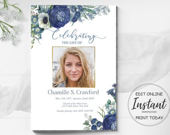 Op de afbeelding: Een blauwe en witte bloemige rouwkaart met een foto van een vrouw en de tekst "Celebrating the Life of Chamille S. Crawford" en details van de begrafenis.