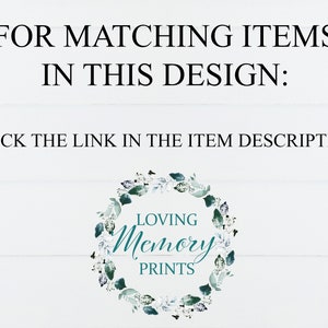 Puede incluir: Fondo blanco con texto negro: "PARA ART&Iacute;CULOS A JUEGO EN ESTE DISE&Ntilde;O: HAGA CLIC EN EL ENLACE EN LA DESCRIPCI&Oacute;N DEL ART&Iacute;CULO." Una corona floral verde y turquesa rodea las palabras "LOVING Memory PRINTS."