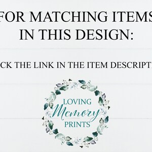 Puede incluir: Fondo blanco con texto negro: "PARA ART&Iacute;CULOS A JUEGO EN ESTE DISE&Ntilde;O: HAGA CLIC EN EL ENLACE EN LA DESCRIPCI&Oacute;N DEL ART&Iacute;CULO." Una corona floral verde y turquesa rodea las palabras "LOVING Memory PRINTS."