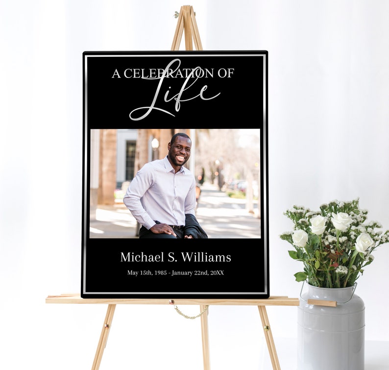 Op de afbeelding: Een zwart-witte gedenkposter met een foto van een man. De poster luidt "A Celebration of Life" en "Michael S. Williams" met de data "May 15th, 1985 - January 22nd, 20XX".