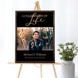 K&ouml;nnte beinhalten: Ein schwarzer und goldfarbener Poster mit einem Foto eines l&auml;chelnden Mannes. Der Poster lautet "A Celebration of Life" mit dem Wort "Life" in goldener Schrift. Unter dem Foto steht der Text "Michael S. Williams" und die Daten "May 15th, 1985 - January 22nd, 20XX".