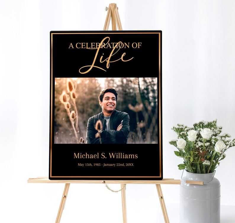 K&ouml;nnte beinhalten: Ein schwarzer und goldfarbener Poster mit einem Foto eines l&auml;chelnden Mannes. Der Poster lautet "A Celebration of Life" mit dem Wort "Life" in goldener Schrift. Unter dem Foto steht der Text "Michael S. Williams" und die Daten "May 15th, 1985 - January 22nd, 20XX".