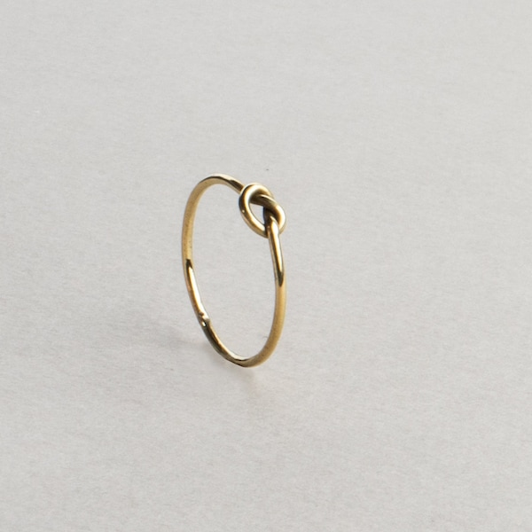 Feiner Ring mit Knoten gold handgemacht Brezel