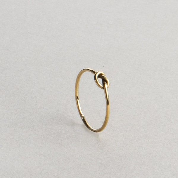 Feiner Ring mit Knoten gold handgemacht