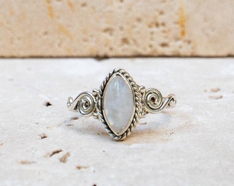 925スターリングシルバー製ムーンストーンリング - ハンドメイドの