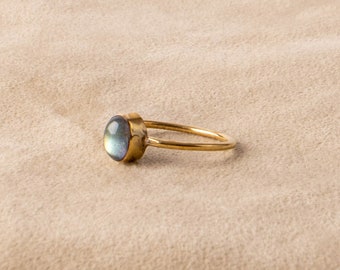Feiner Labradorit Ring mit ovalem Stein handgemacht