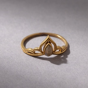 Lady store ring finger