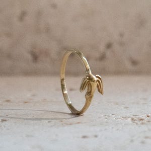 真鍮製の金の鳥の指輪 - 平和の象徴としての手作りのツバメの指輪