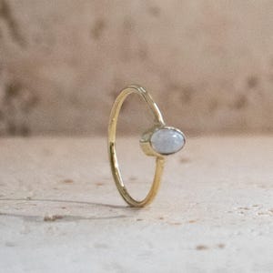Zierlicher Mondstein-Ring aus Messing in Gold – handgefertigter, ovaler Edelsteinring