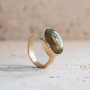 Anillo grande de labradorita con piedra ovalada, oro, hecho a mano