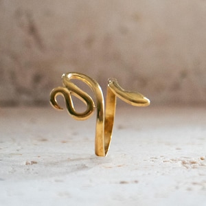 Schlangenring aus Edelstahl in gold – handgefertigter, verstellbarer Statement-Ring