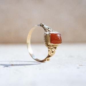 Bague en agate rouge de style Art Nouveau – bague en laiton plaqué or faite à la main avec une pierre rectangulaire