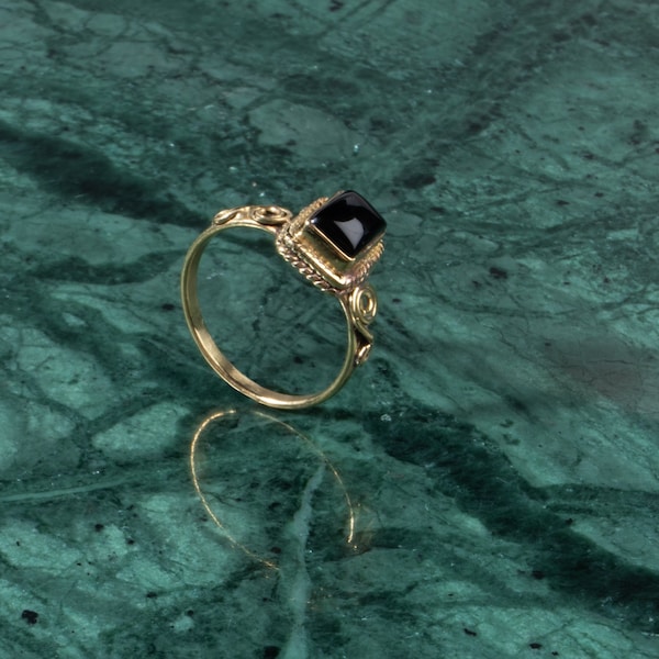 Schwarzer Onyx Ring eckig gold
