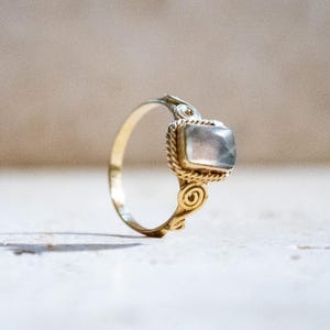 Rektangulär månstensring, lekfullt handgjord av mässing