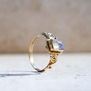 Anillo rectangular de labradorita hecho de latón – anillo artesanal y divertido