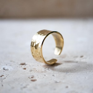 Gehamerde ring goud breed verstelbaar - Open stapelring