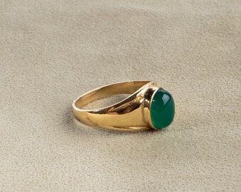 Signet ring with oval green onyx gold