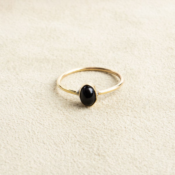 Bague onyx délicate ovale noire or