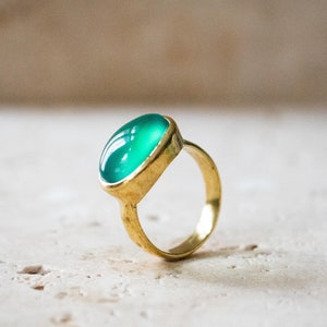 Large oval ring with green onyx gold